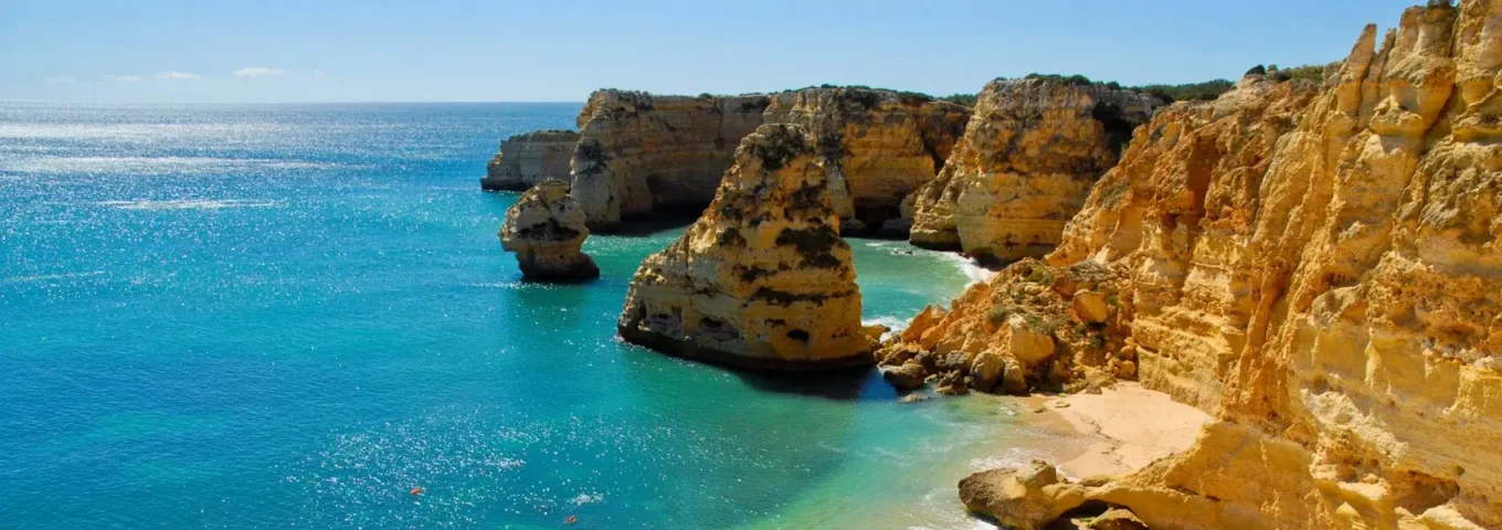 Kustlijn en zee als nieuwsbrief achtergrond